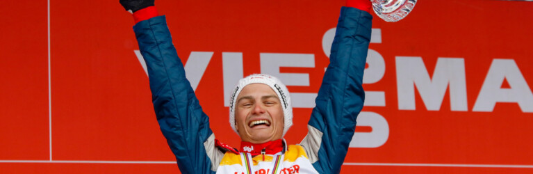 Der strahlende Gesamtsieger der Saison 2022-23: Johannes Lamparter (AUT)