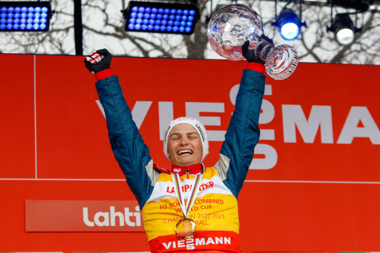 Der strahlende Gesamtsieger der Saison 2022-23: Johannes Lamparter (AUT)