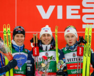 Kristjan Ilves (EST), hier mit Jarl Magnus Riiber (NOR) und Jens Luraas Oftebro (NOR) (l-r) in Lahti (FIN), stand in dieser Saison mehrfach auf dem Podest.
