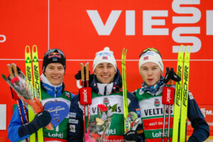 Kristjan Ilves (EST), hier mit Jarl Magnus Riiber (NOR) und Jens Luraas Oftebro (NOR) (l-r) in Lahti (FIN), stand in dieser Saison mehrfach auf dem Podest.