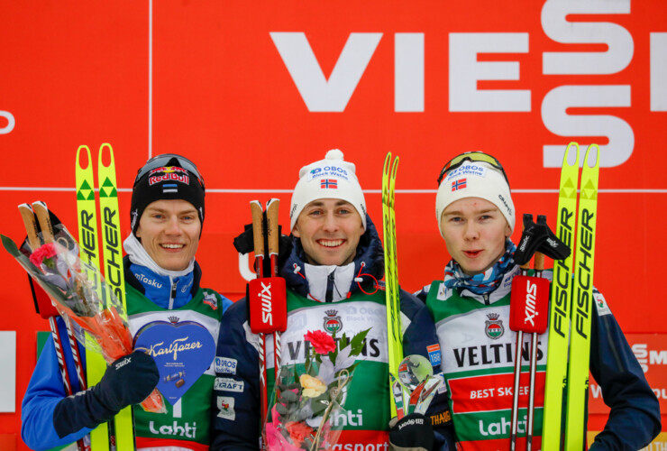 Kristjan Ilves (EST), hier mit Jarl Magnus Riiber (NOR) und Jens Luraas Oftebro (NOR) (l-r) in Lahti (FIN), stand in dieser Saison mehrfach auf dem Podest.