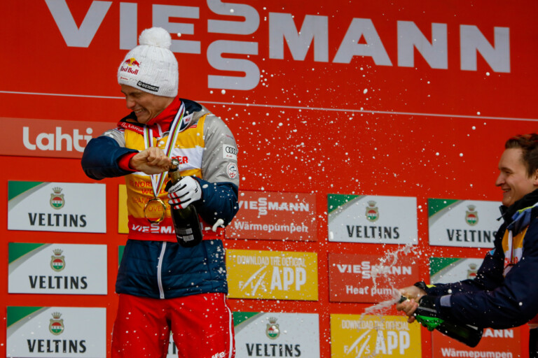 Johannes Lamparter (AUT) und Julian Schmid (GER) (l-r) bei der finalen Siegerehrung in Lahti (FIN)