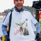 Johannes Rydzek (GER) präsentiert das Abschieds-T-Shirt für Eric Frenzel.