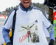 Johannes Rydzek (GER) präsentiert das Abschieds-T-Shirt für Eric Frenzel.