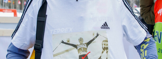 Johannes Rydzek (GER) präsentiert das Abschieds-T-Shirt für Eric Frenzel.