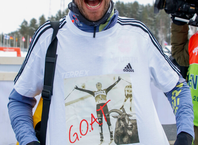 Johannes Rydzek (GER) präsentiert das Abschieds-T-Shirt für Eric Frenzel.