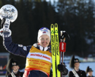 Gyda Westvold Hansen (NOR) gewinnt zum zweiten Mal in Folge den Gesamtweltcup. Der Bart ist ein Zeichen des Protests gegen den Olympia-Ausschluss der Kombiniererinnen.