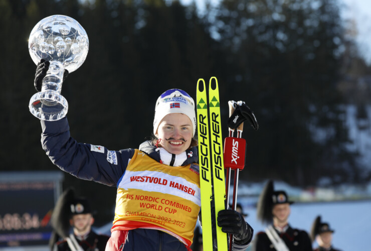 Gyda Westvold Hansen (NOR) gewinnt zum zweiten Mal in Folge den Gesamtweltcup. Der Bart ist ein Zeichen des Protests gegen den Olympia-Ausschluss der Kombiniererinnen.