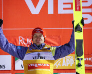Julian Schmid (GER) gewann in Ruka (FIN) seinen ersten Weltcup und übernahm das gelbe Trikot des Spitzenreiters.