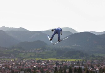 Jakob Lange (GER) springt beim Sommer Grand Prix 2022 in Oberstdorf.