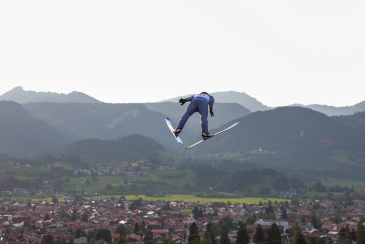Jakob Lange (GER) springt beim Sommer Grand Prix 2022 in Oberstdorf.