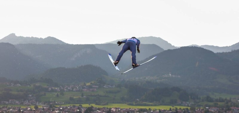 Jakob Lange (GER) springt beim Sommer Grand Prix 2022 in Oberstdorf.