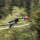 Der Schanzenrekordsprung: Julian Schmid (GER) fliegt auf 110 Meter.