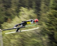 Der Schanzenrekordsprung: Julian Schmid (GER) fliegt auf 110 Meter.
