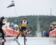 Julian Schmid (GER) kommt als Erster auf dem Fichtelberg an.