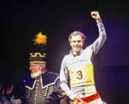 Johannes Rydzek (GER) freut sich über einen Podestplatz.