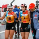 Anstrengendes Rennen: Magdalena Burger (GER) stützt Maria Gerboth (GER), Physio Holger Meichsner (l-r) hilft ebenso.