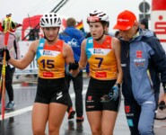 Anstrengendes Rennen: Magdalena Burger (GER) stützt Maria Gerboth (GER), Physio Holger Meichsner (l-r) hilft ebenso.