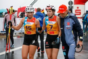 Anstrengendes Rennen: Magdalena Burger (GER) stützt Maria Gerboth (GER), Physio Holger Meichsner (l-r) hilft ebenso.