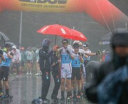 Espen Bjoernstad (NOR) lässt sich die gute Laune vor dem Start vom Wetter nicht verderben.