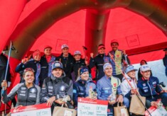 Die sechs siegreichen Teams bei der Mixed Team Sprint-Premiere: Nathalie Armbruster (GER), Julian Schmid (GER), Daniela Dejori (ITA), Samuel Costa (ITA), Espen Bjoernstad (NOR), Gyda Westvold Hansen (NOR), Svenja Wuerth (GER), Manuel Faißt (GER), Jenny Nowak (GER), Johannes Rydzek (GER), Ida Marie Hagen (NOR), Kasper Moen Flatla (NOR), (l-r)