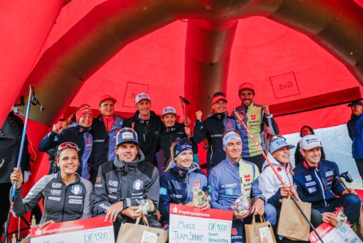 Die sechs siegreichen Teams bei der Mixed Team Sprint-Premiere: Nathalie Armbruster (GER), Julian Schmid (GER), Daniela Dejori (ITA), Samuel Costa (ITA), Espen Bjoernstad (NOR), Gyda Westvold Hansen (NOR), Svenja Wuerth (GER), Manuel Faißt (GER), Jenny Nowak (GER), Johannes Rydzek (GER), Ida Marie Hagen (NOR), Kasper Moen Flatla (NOR), (l-r)