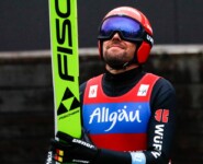 Johannes Rydzek (GER) startet bei seinem Heimrennen im roten Trikot des besten Läufers.