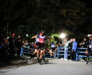 Johannes Rydzek (GER) führt eine Gruppe den Berg hinauf.