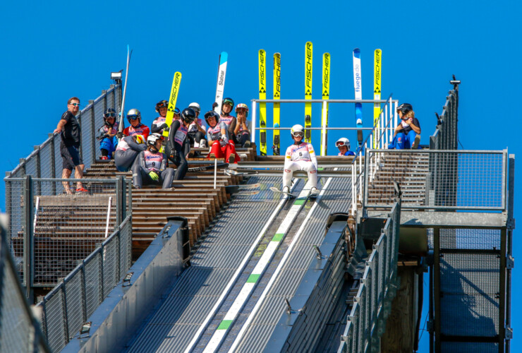 Leonie Bergner (AUT) im Anlauf beim Alpencup in Bischofsgrün (GER).