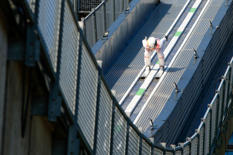 Leonie Bergner (AUT) im Anlauf beim Alpencup in Bischofsgrün (GER).