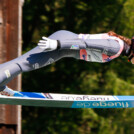 Giada Delugan (ITA) springt beim Alpencup in Bischofsgrün (GER).
