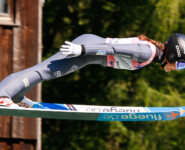 Giada Delugan (ITA) springt beim Alpencup in Bischofsgrün (GER).