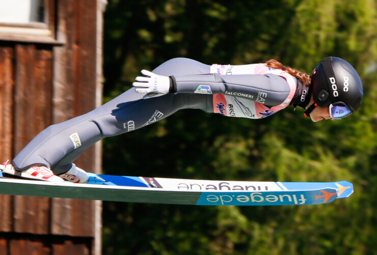 Giada Delugan (ITA) springt beim Alpencup in Bischofsgrün (GER).