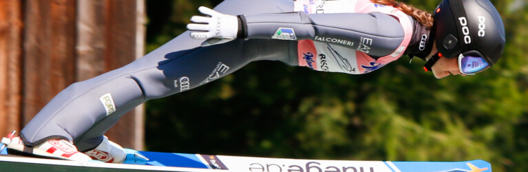 Giada Delugan (ITA) springt beim Alpencup in Bischofsgrün (GER).