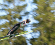 Anna-Sophia Gredler (AUT) springt beim Alpencup in Bischofsgrün (GER).