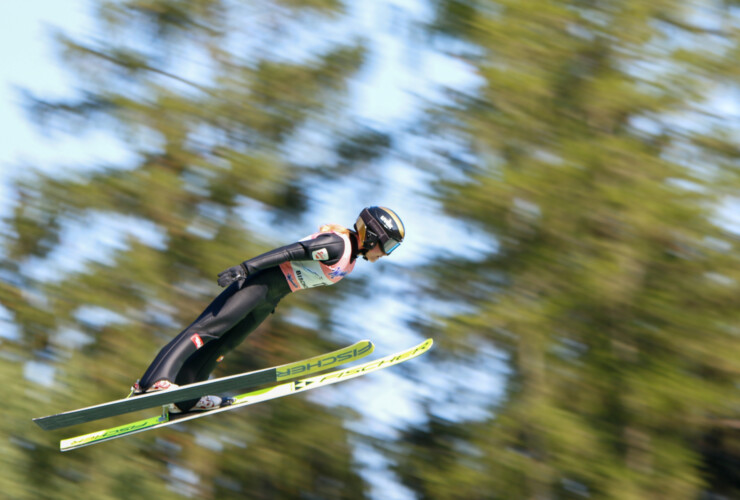 Anna-Sophia Gredler (AUT) springt beim Alpencup in Bischofsgrün (GER).