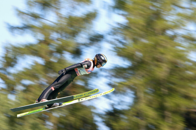 Anna-Sophia Gredler (AUT) springt beim Alpencup in Bischofsgrün (GER).