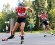 Katharina Gruber (AUT) wird von Ronja Loh (GER) (l-r) verfolgt.