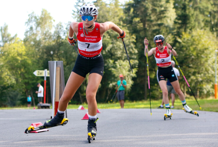 Katharina Gruber (AUT) wird von Ronja Loh (GER) (l-r) verfolgt.