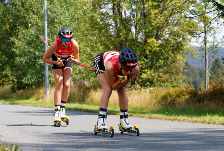 Sofia Eggensberger (GER) und Thea Haeckel (GER) (l-r) kämpfen beim Alpencup in Bischofsgrün (GER) um die Plätze.
