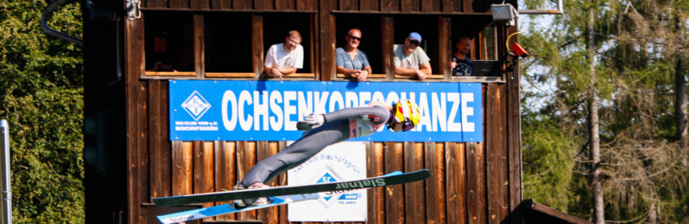 Anna Kerko (FIN) springt beim Alpencup auf der Ochsenkopfschanze in Bischofsgrün (GER).