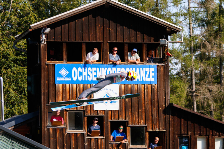 Anna Kerko (FIN) springt beim Alpencup auf der Ochsenkopfschanze in Bischofsgrün (GER).