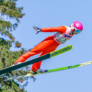 Kathrin Mark (GER) springt beim Alpencup in Bischofsgrün.