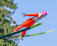 Kathrin Mark (GER) springt beim Alpencup in Bischofsgrün.
