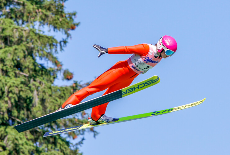Kathrin Mark (GER) springt beim Alpencup in Bischofsgrün.