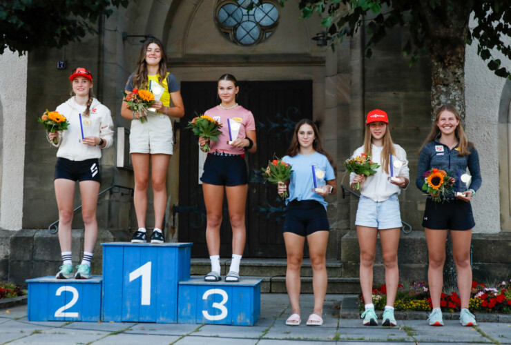 Die Siegerinnen am Samstag in Bischofsgrün: Ronja Loh (GER), Greta Pinzani (ITA), Katharina Gruber (AUT), Teja Pavec (SLO), Fabienne Klumpp (GER), Laura Pletz (AUT), (l-r)