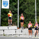 Das Podium am Sonntag in Bischofsgrün (GER): Teja Pavec (SLO), Ronja Loh (GER), Greta Pinzani (ITA), Katharina Gruber (AUT), Anna Kerko (FIN), Manca Kobentar (SLO), (l-r)