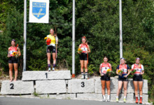 Das Podium am Sonntag in Bischofsgrün (GER): Teja Pavec (SLO), Ronja Loh (GER), Greta Pinzani (ITA), Katharina Gruber (AUT), Anna Kerko (FIN), Manca Kobentar (SLO), (l-r)