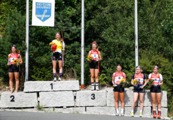 Das Podium am Sonntag in Bischofsgrün (GER): Teja Pavec (SLO), Ronja Loh (GER), Greta Pinzani (ITA), Katharina Gruber (AUT), Anna Kerko (FIN), Manca Kobentar (SLO), (l-r)