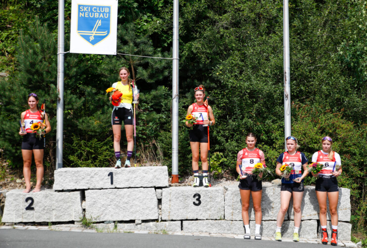 Das Podium am Sonntag in Bischofsgrün (GER): Teja Pavec (SLO), Ronja Loh (GER), Greta Pinzani (ITA), Katharina Gruber (AUT), Anna Kerko (FIN), Manca Kobentar (SLO), (l-r)